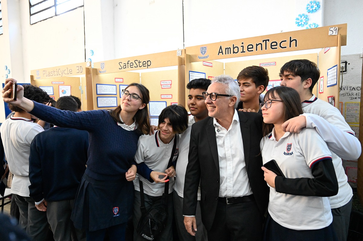 Julio Zamora dijo presente en la Feria Distrital de Educación en Tigre Centro, renovando su compromiso con el desarrollo educativo.