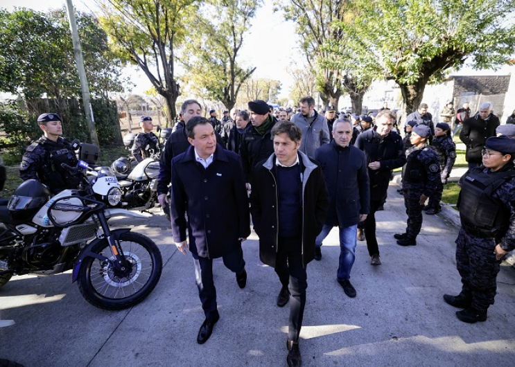 Kicillof entregó patrulleros y motos para fortalecer la seguridad en Florencio Varela