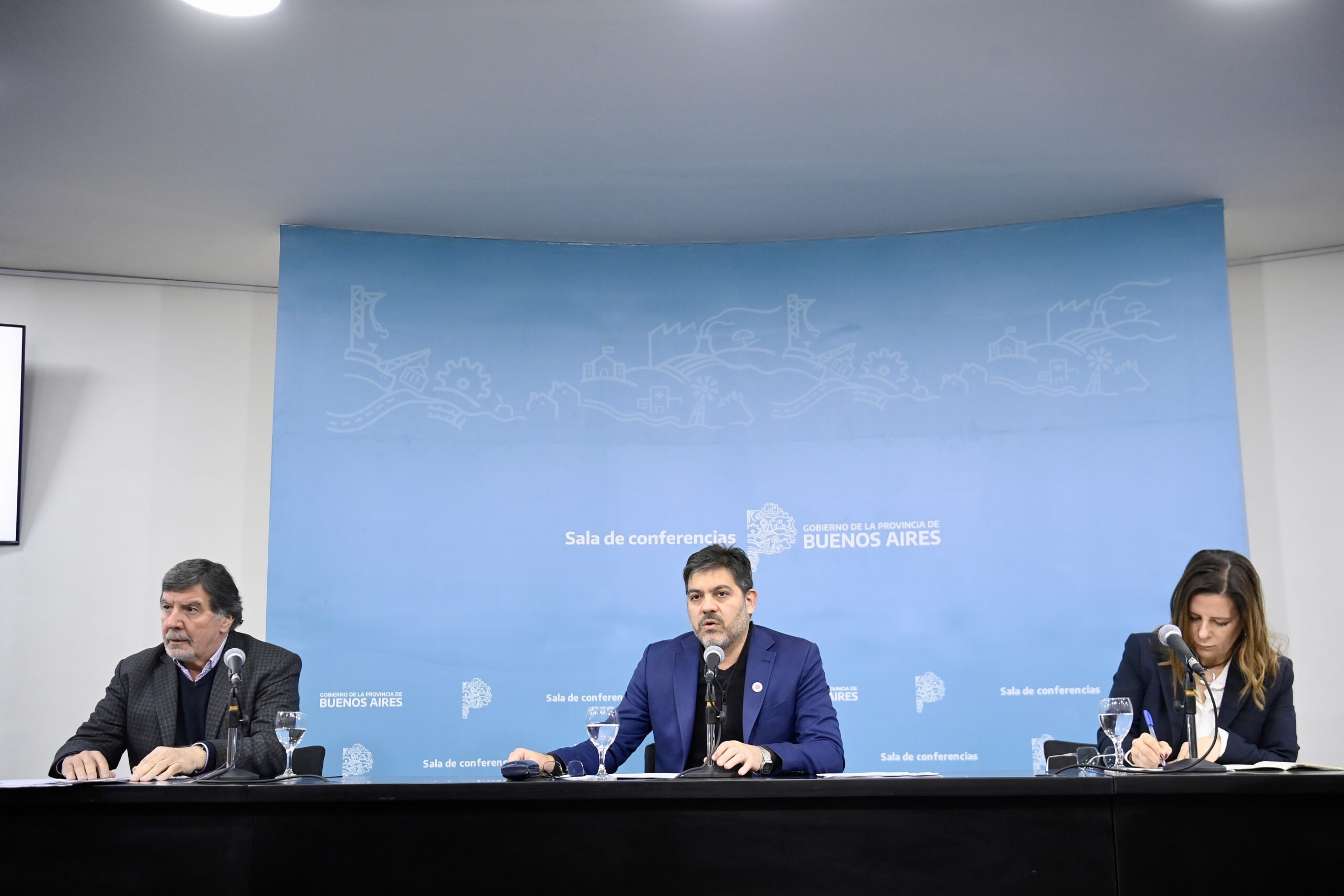 MINISTROS DE GOBIERNO, CARLOS BIANCO; DIRECTOR GENERAL DE CULTURA Y EDUCACIÓN, ALBERTO SILEONI; PRESIDENTA DEL INSTITUTO CULTURAL, FLORENCIA SAINTOUT