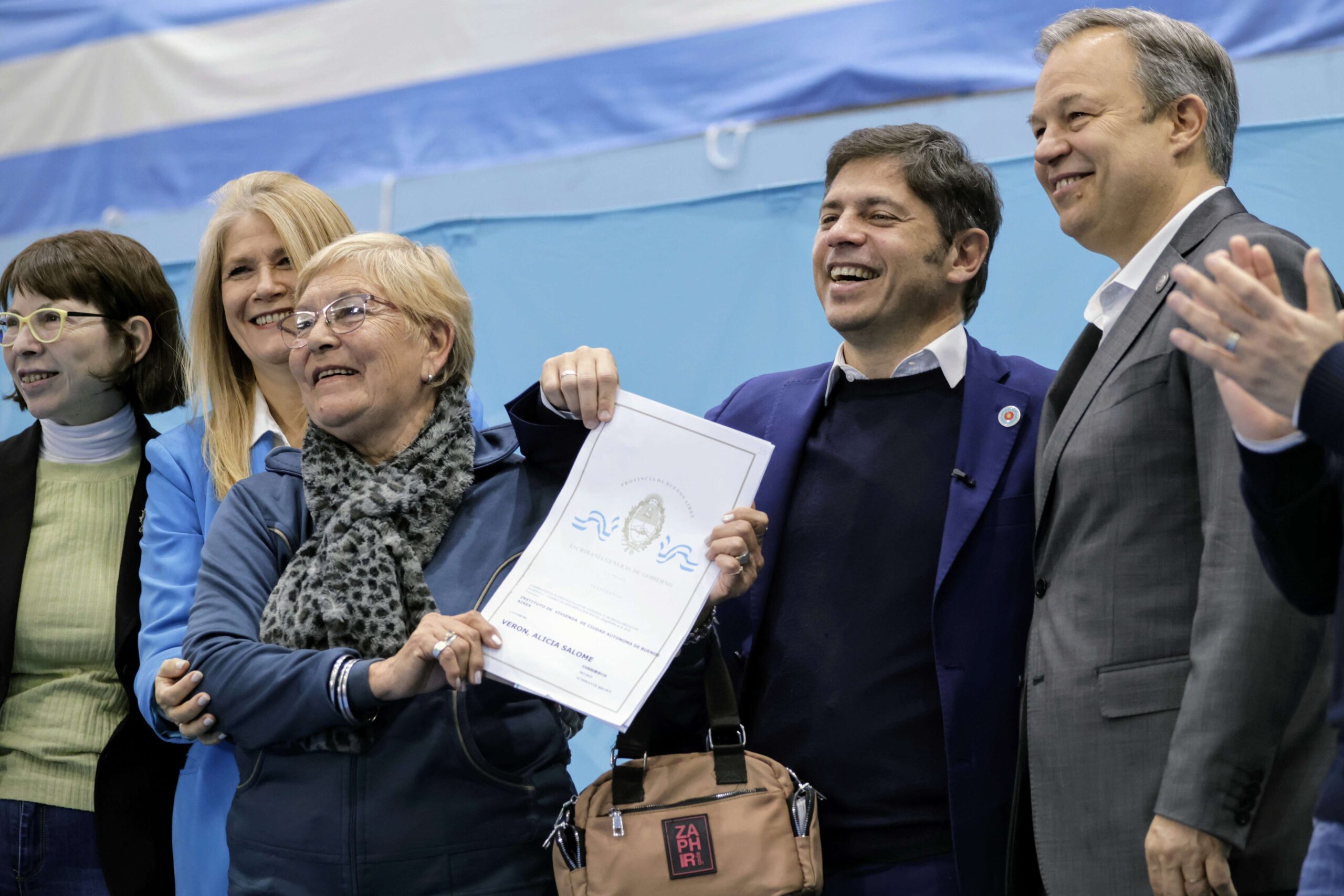 Kicillof y Magario entregaron más de 1.400 escrituras gratuitas