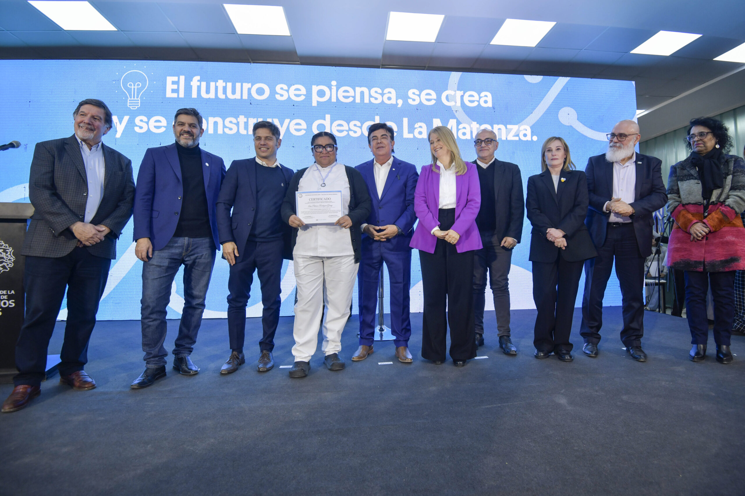 Kicillof entregó diplomas a jóvenes que egresaron a través del programa Puentes