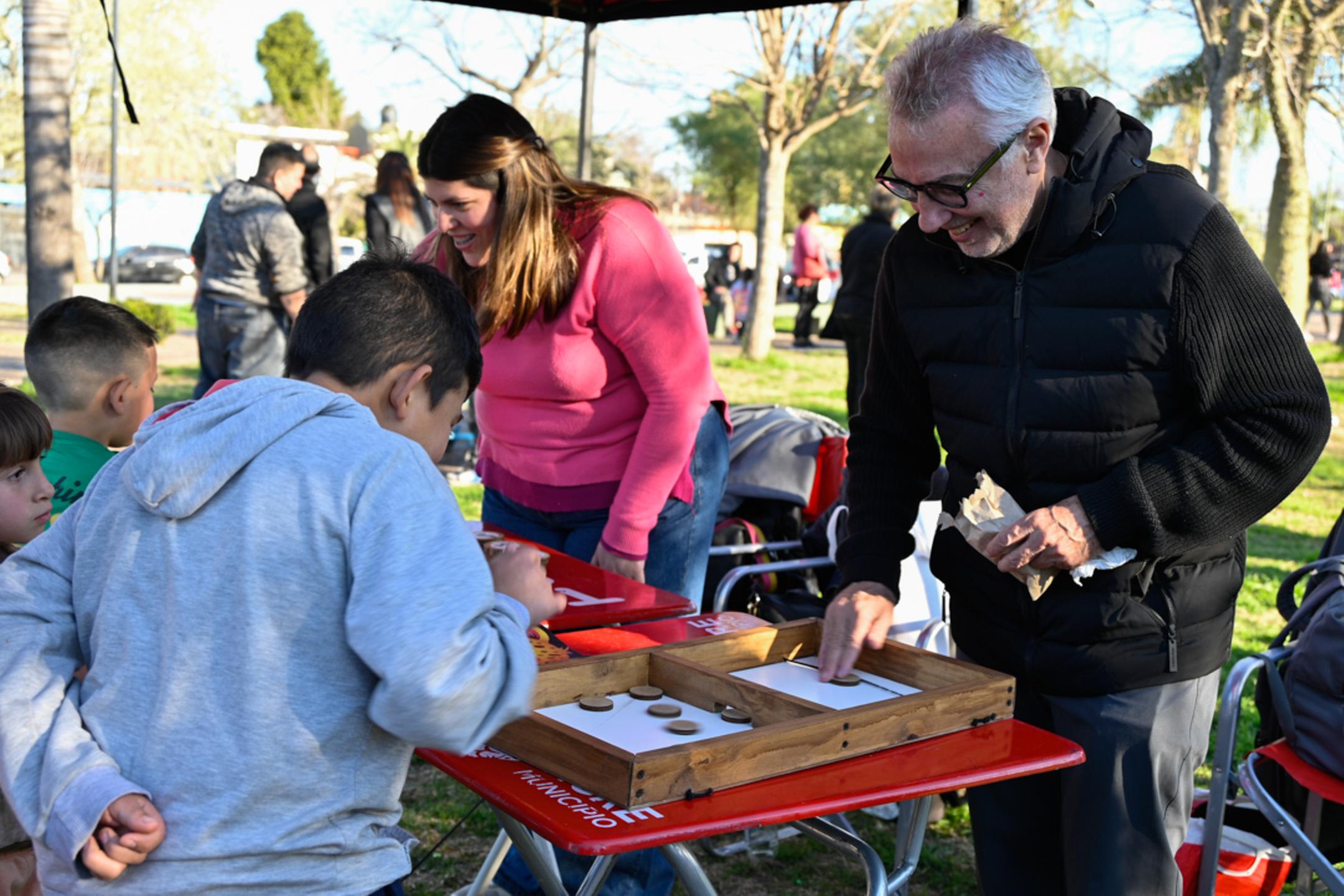 A puro entretenimiento y alegría, Julio Zamora compartió un encuentro con la comunidad de Benavídez en el marco del Mes de las Infancias