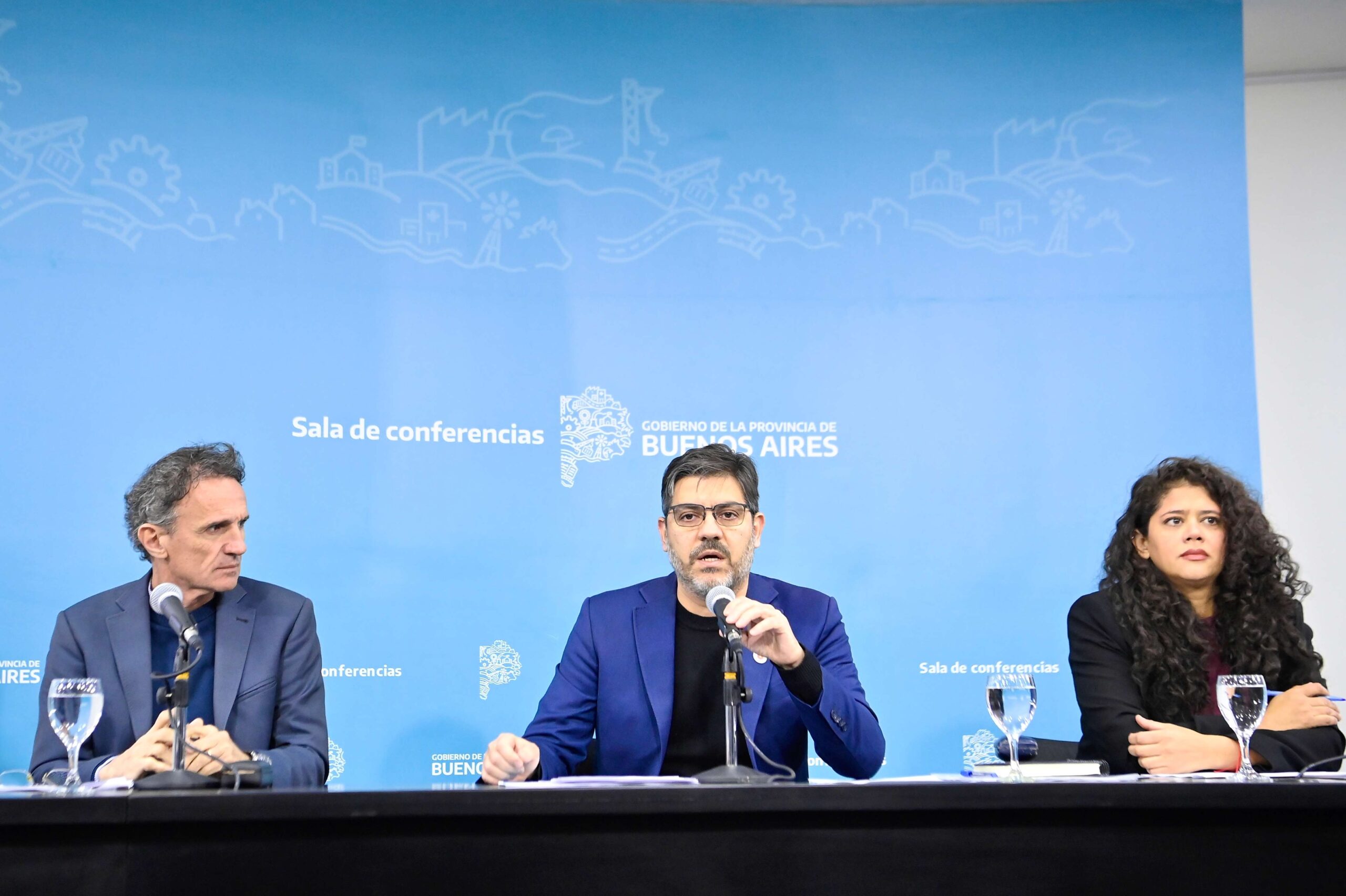 MINISTROS DE GOBIERNO, CARLOS BIANCO; DE INFRAESTRUCTURA Y SERVICIOS PÚBLICOS, GABRIEL KATOPODIS; Y LA DIRECTORA EJECUTIVA DEL OPISU, ROMINA BARRIOS