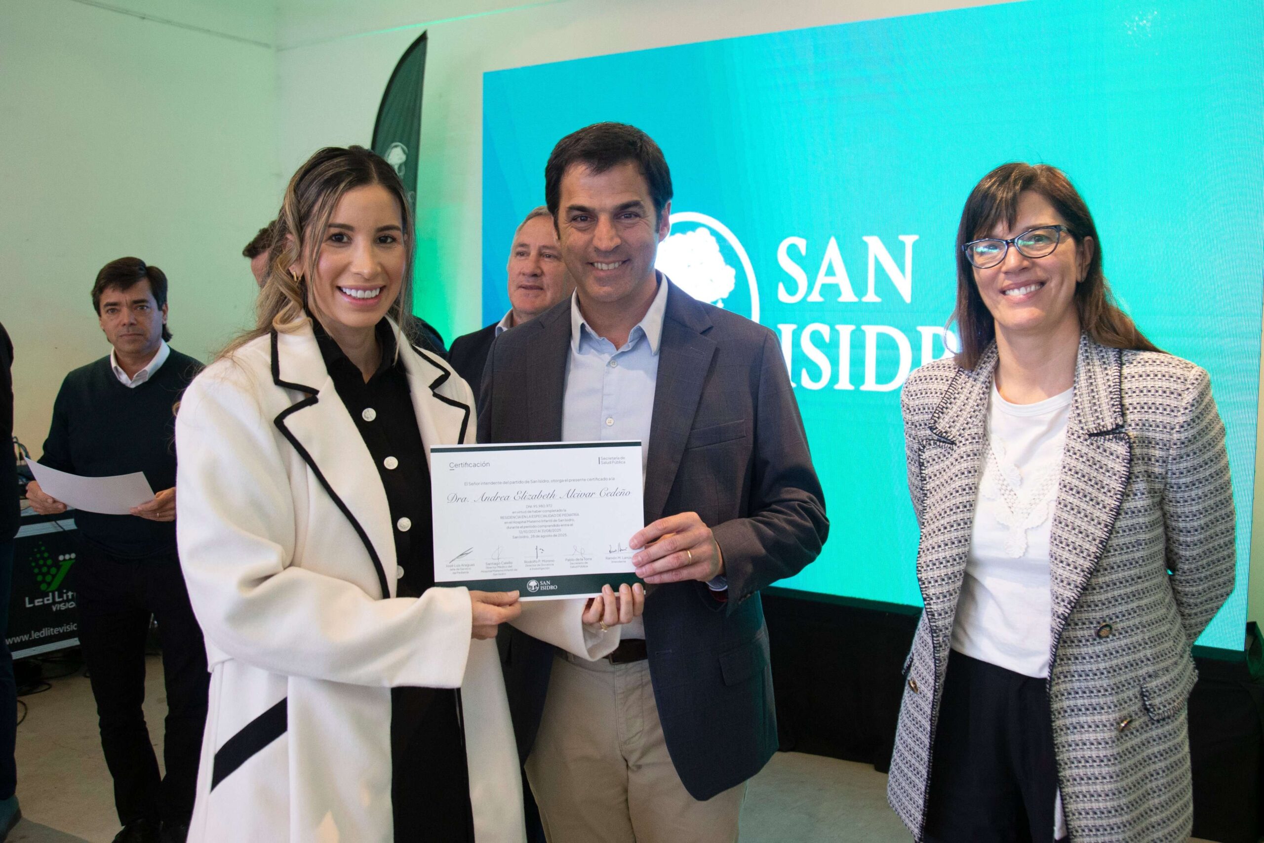 Reconocimiento a los nuevos profesionales de la salud egresados de sus hospitales