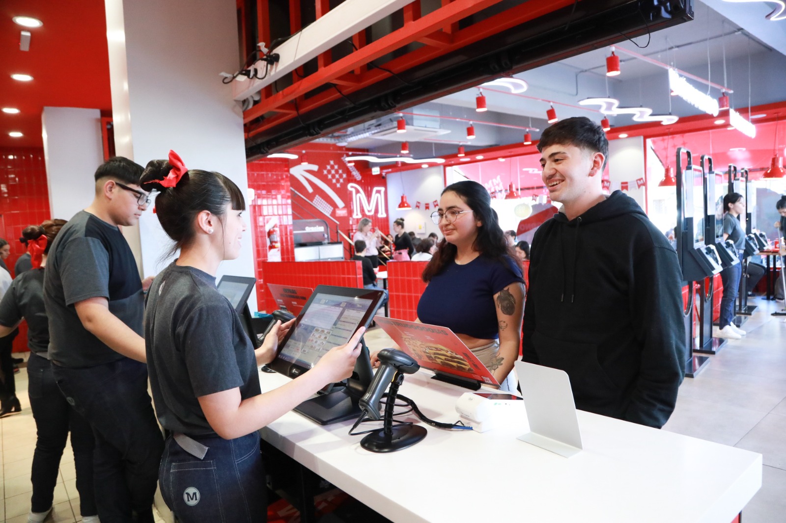 Con la colaboración del Municipio, 40 jóvenes consiguieron empleo en el nuevo local de Mostaza