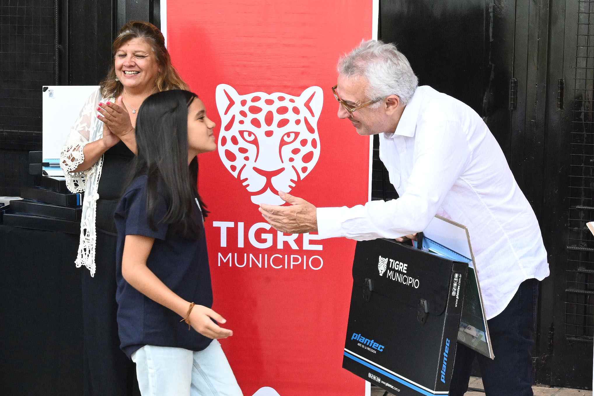 Fortalecimiento educativo: Julio Zamora encabezó la entrega de kits escolares a 225 estudiantes del distrito